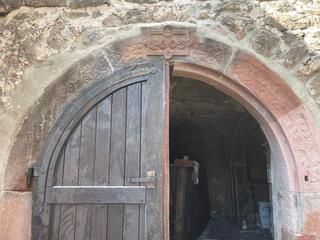 Eingangstor zu einem historischen Gewölbekeller 