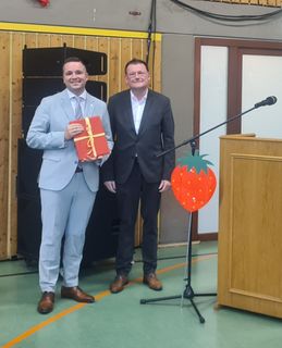 Bürgermeister Christ mit Geschenk und Dr. Jörg Peter