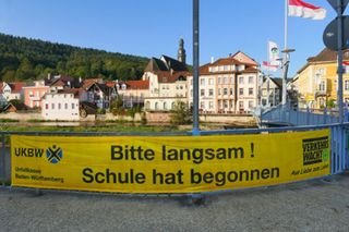 Banner Schule hat begonnen. Banner Schule hat begonnen an der Stadtbrücke.