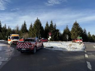 Einsatz der Rettungskräfte am Kaltenbronn. Einsatzfahrzeuge der Rettungskräfte am verschneiten Kaltenbronn.