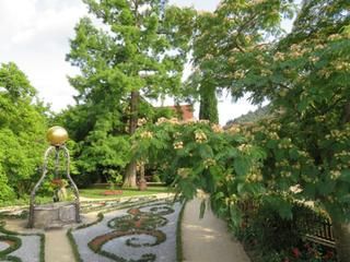 Barockziehbrunnen mit Broderiebuchsbeeten, Bäume und Sträucher im Garten 