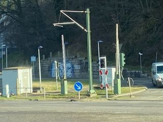 Mauergraffiti an der Markgraf-Berthold-Straße Bahnübergang, im Hintergrund Mauer mit großem Graffiti