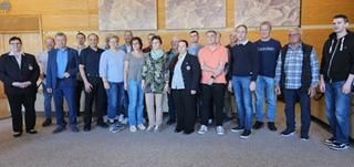 Gruppenfoto mit Bürgermeister Stellvertreter Uwe Meyer und den Geehrten.