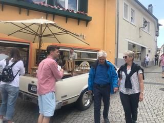 Menschen am Verkaufsstand