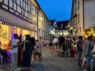 Viele Menschen sind an einem Abend in der Altstadt 