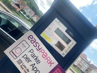 Parkscheinautomat mit Hinweis auf die App von easypark