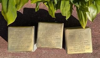 Die Stadt Gernsbach erinnert mit Stolpersteinen an Heinrich Kilgus, Wilhelm Oertel und Franz Emil Viola, die im Dritten Reich wegen ihrer Behinderung umgebracht wurden. Drei Stolpersteine.