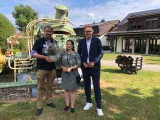 Gratulation zu 50 Jahren Papiermacherhaus. V.l.n.r.: Hauptgeschäftsführer Andre Müller, städtische Wirtschaftsförderin Nicoletta Arand, Bürgermeister Stellvertreter Dirk Preis.