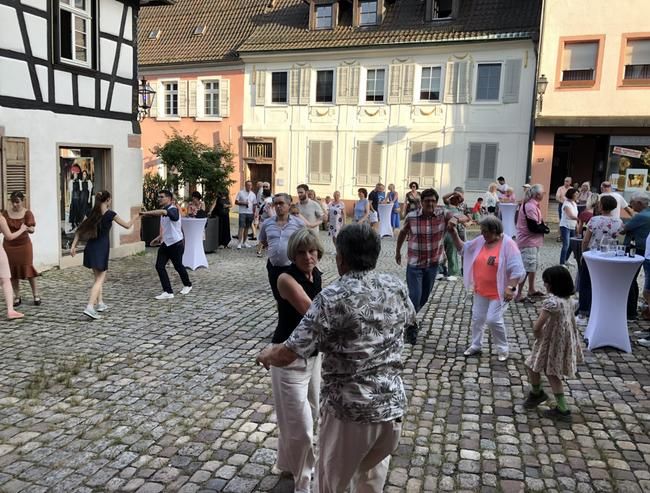 Tanzende Menschen mitten in der Altstadt