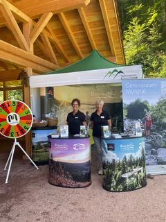 1. Sabine Griener, Touristinfo Gernsbach, und Heike Matzk, Touristinfo Gaggenau, am Infostand des Zweckverbands "Im Tal der Murg" Zwei Damen am Infostand des Zweckverbands Im Tal der Murg
