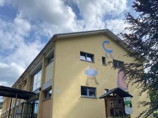 Archivbild - Naturparkschule Hilpertsau. Ansicht der Außenfassade der Grundschule Hilpertsau