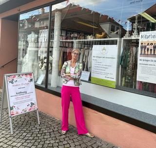 Frau vor einem Ladengeschäft