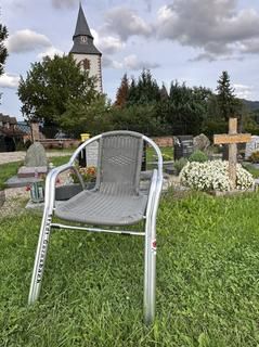 Stuhl auf einem Friedhof
