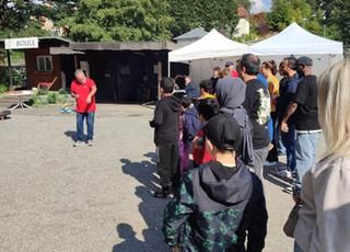 Jürgen Zimmerlin (links im Bild) zeigt die Grundlagen des Boulespielens. Jürgen Zimmerlin (links im Bild) zeigt die Grundlagen des Boulespielens.