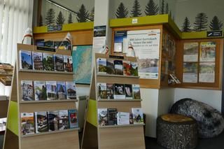 Innenansicht der Touristinfo, Prospekte, Wanderkarten, etc. 