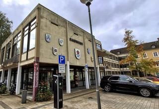 Das Gernsbacher Rathaus, Autos auf dem Parkplatz