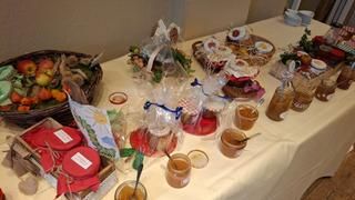 Tisch mit Marmeladen in fantasievoller Gestaltung 