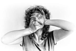 Eine schwarz-weiss Fotografie von einer Frau