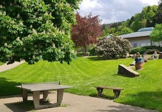 Wiese mit Sitzbank und Tischtennisplatte