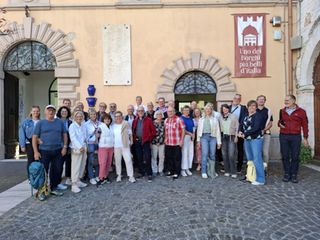 Gruppenfoto vor dem Museo dei Bronzi Dorati in Pergola