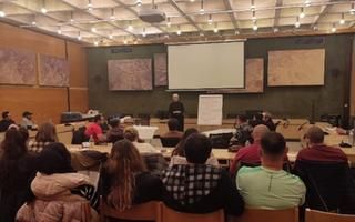 Interessanter Vortrag zum Thema 'Arbeitsrecht' im Ratssitzungssaal. Zuhörende beim Infovortrag im Ratssitzungssaal (vorne im Bild), Referentin (Mitte des Bildes)