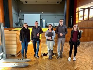 V.l.n.r.: Nicole Merkel, Reichert GmbH, Axel Reichert, Geschäftsführer Reichert GmbH, Nicoletta Arand, Wirtschaftsförderin der Stadt Gernsbach, Raphael Peteroff, Geschäftsführer Fritz Automation GmbH und Jacqueline Mai, Assistentin der Geschäftsführung Fritz Automation GmbH. © Stadt Gernsbach/Diana Schmidhuber, honorarfrei für diese Pressemitteilung. 3 Frauen und zwei Männer im Saal der Gernsbacher Stadthalle