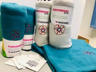 Die Kuscheldecken gibt es in zwei unterschiedlichen Farben und Qualitäten.