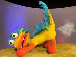 ein bunter pupsender Spielzeugdrache 