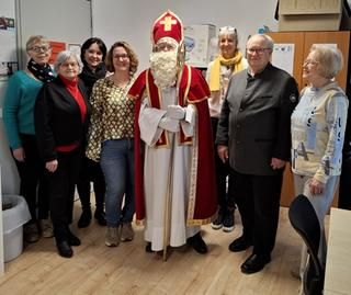 Gruppenfoto: V.l.n.r.: Isabelle Chassain, Yvette Coudray, Sabrina Vaudeville, Birgit Geißer, Jean Coudray, (Nikolaus), ich, Rudi Seifried, Gudrun Wörner. Gruppenfoto mit Nikolaus