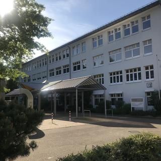 Archivbild der ehemaligen HLA Frontansicht des Schulgebäudes