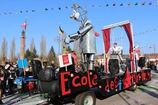 Ein Faschingswagen bei einem Umzug