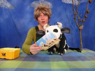 Leider ausverkauft: Lieselotte macht Urlaub eine kostümierte Frau mit einer Plüschkuh