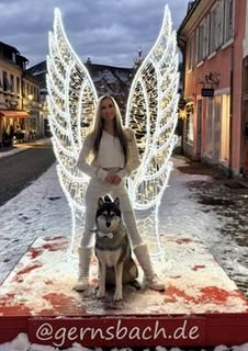 Durch Online Abstimmung gewählte Teilnehmerin mit Husky vor dem Selfie-Point Durch Online Abstimmung gewählte Teilnehmerin mit Husky vor dem Selfie-Point