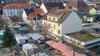 Zahlreiche Stände laden zum regionalen Einkauf ein. Zahlreiche Stände auf dem Wochenmarkt.