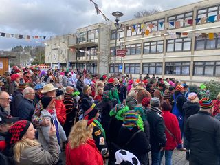Närrisch gekleidete Menschen auf dem Rathausplatz