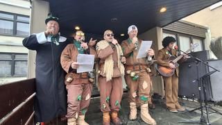 Der "Stadthalle-Stommtisch" sorgte für Stimmung. eine fastnachtlich gekleidete Musikgruppe