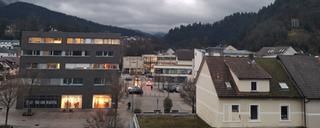 Der Salmenplatz prägt die Gernsbacher Innenstadt. Salmenplatz mit Gebäuden. Menschen, Autos.