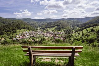 Blick auf Reichental und Umgebung. Im Vordergrund eine Sitzbank mit Blick auf Reichental und Umgebung.