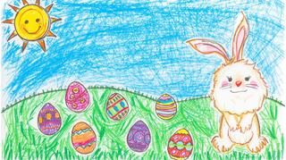 Ein mit Buntstift gemaltes Bild mit Hase, Sonne und Ostereiern.