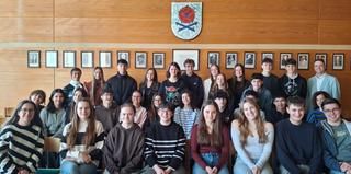 13 spanische und 14 deutsche Jugendliche der 10. Klassen stehen gemeinsam im Gernsbacher Rathaus. Sie besuchen im Rahmen eines Austauschs die Stadt und informieren sich über die Arbeit der Verwaltung.