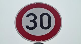 Der Lärmaktionsplan soll fortgeschrieben werden und geht in die Offenlage. Tempo 30 Schild