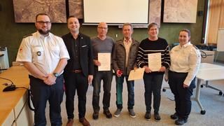 Die für über 100 Spenden Geehrten mit Bürgermeister und DRK-Vertretern