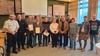 Gruppenbild der Geehrten mit DRK_Bereitschaftsleitern und Bürgermeister