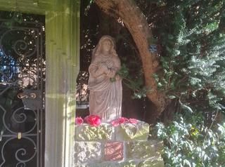 Sandsteinfigur einer Ordensschwester auf einer Mauer Neu im Katz'schen Garten: Die Sandsteinskulptur einer Ordensschwester