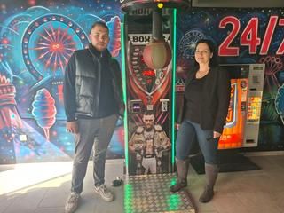 Ein Herr und eine Dame vor der Shop-Kulisse in moderner Grafik