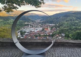 Blick durch einen runden Rahmen auf das Dorf Obertsrot 