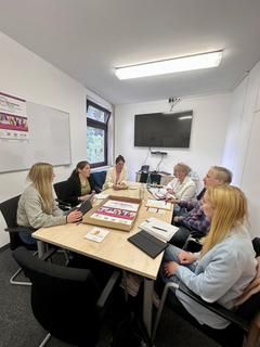 Die Gemeinden Forbach, Gernsbach, Loffenau und Weisenbach planen gemeinsame nächste Schritte im „Starken Bündnis gegen sexualisierte Gewalt“. 6 Menschen an einem Tisch zur Besprechung.