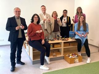 V.l.n.r.: Pfarrer Jochen Lenz, Kindergartenleiterin Saskia Kistner, Bürgermeister Julian Christ, Carola Zetzsche, Ältestenrat St. Jakobsgemeinde, Marai Pfirmann, Verwaltung ev. Kirche, Sachgebietsleiterin Katja Weißhaar, Janin Walczok, Elternvertretung. Gruppenbild