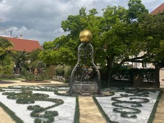 Der Katz'sche Garten - botanischer Schatz mit Geschichte ein im Barockstil angelegter Park um einen Ziehbrunnen