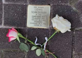In Gernsbach werden seit 2019 Stolpersteine verlegt. 2 gekreuzte Rosen vor einem Stolperstein